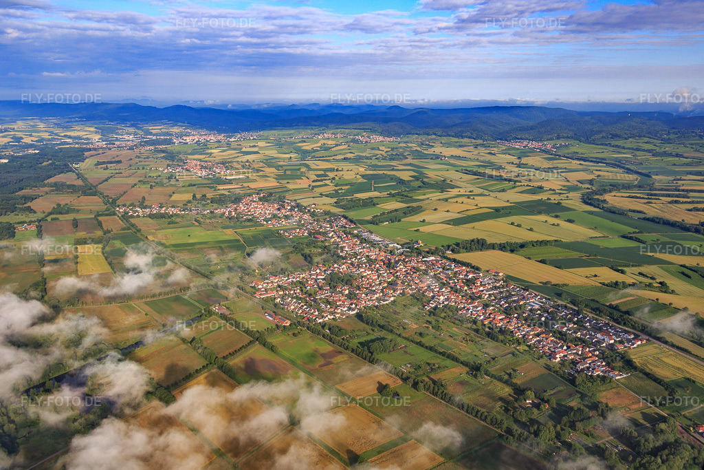 Luftbild: Dorfübersicht unter Wolken am Viehstrich aus Südosten in Steinfeld im Bundesland Rheinland-Pfalz in Deutschland. Foto: IMG_089969.jpg vom 26.06.2016 durch Werner Riehm/FLY-FOTO.de