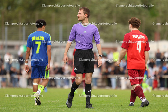 Fußball I Junioren I Kreispokal Lübeck I Finale I JSG Concordia Lübeck - TSV Siems I 09.06.2025.060 | Lukas Klingelhöfer (Schiedsrichter) - Realisiert mit Pictrs.com