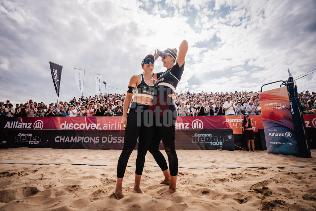 Beachvolleyball | Frauen | Allianz German Beach Tour 2025 | Tourstop Düsseldorf | 18.05.2025 | v.l. Cinja Tillmann und Svenja Müller gewinnen das Turnier in Düsseldorf und jubeln