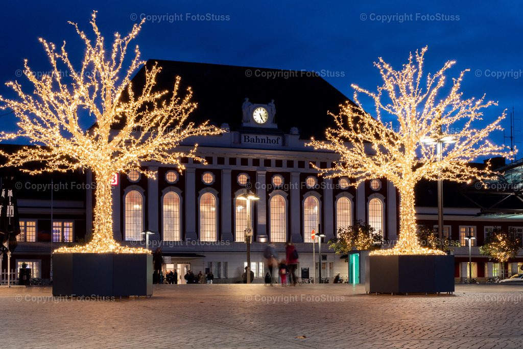 Hauptbahnhof Hamm zur blauen Stunde | Der Hauptbahnhof Hamm mit beleuchteten Bäumen im Vordergrund. - Realisiert mit Pictrs.com