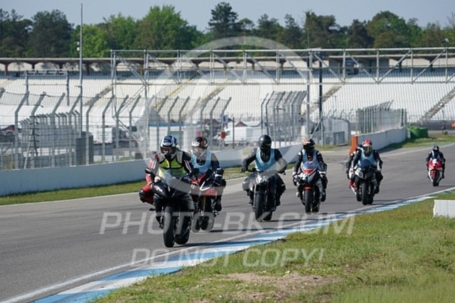 2022_05_09_PBK_12228 | Sportfotografie; SlowMotion; Video; Rennstrecke; Hafeneger; Speer; Racing; RSE; BMW; CBO; Trackday; Motorsportarena; Hockenheimring; Brno; Most; Barcelona; Valencia