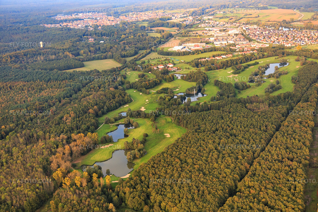 Aerial view: Golf course of the Baden-Baden Golf Club Soufflenheim in Soufflenheim in the state Bas-Rhin, France. – Photo: IMG_074321.jpg taken on 10/04/2014 by Werner Riehm/FLY-FOTO.com – Resolution of the original: 5472 x 3648 px – Golf International Soufflenheim Baden-Baden