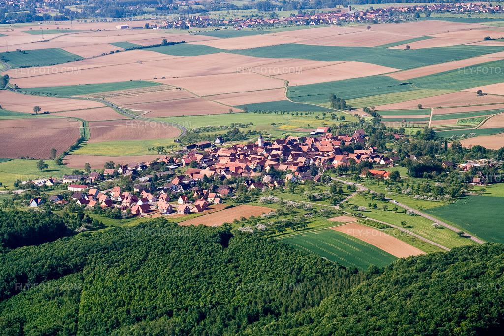 Aerial view: View of the town from the north in Engwiller in the state Bas-Rhin, France. – Photo: IMG_10849.jpg taken on 05/12/2008 by Werner Riehm/FLY-FOTO.com – Resolution of the original: 3456 x 2304 px