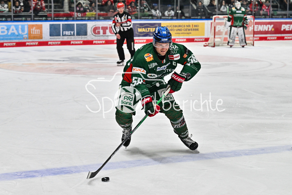 Augsburger Panther - Dresdner Eislöwen | AUGSBURG, GERMANY - 04. DECEMBER: am PUck Maximilian RENNER (Augsburger Panther 58) / Einzelfoto / Freisteller während dem Match zwischen den Augsburger Panthern und den Dresdner Eislöwen am 25 Spieltag der PENNY DEL im Curt Frenzel Stadion