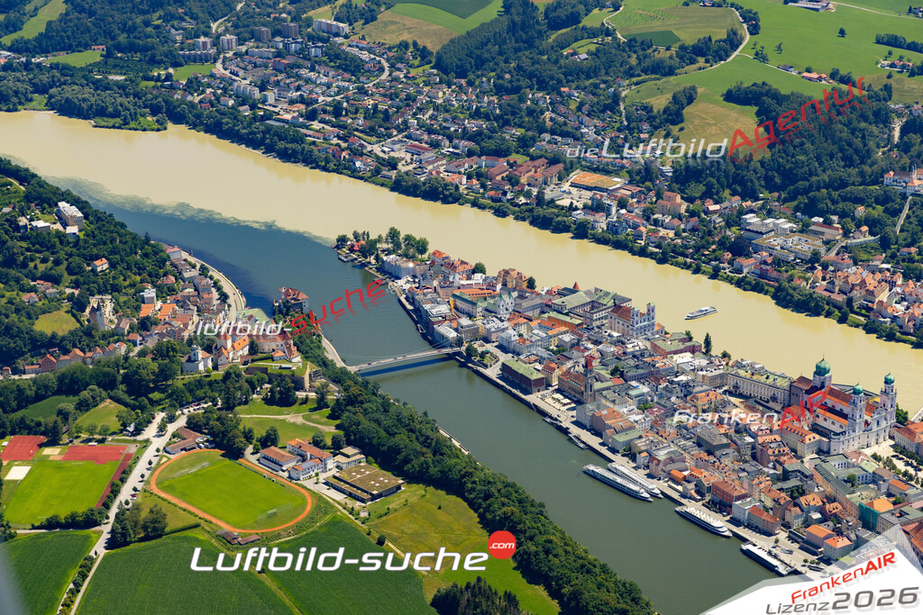 Die Luftaufnahme Altstadt - Passau wurde 2022 vom Flugzeug aus (keine Drohne) erstellt. Hohe Auflösung -für große Poster und Wandbilder geeignet - Garantiert!