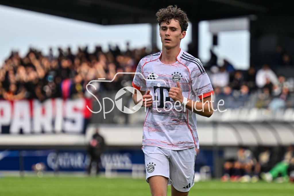 Paris Saint Germain U19 - FC Bayern München U19 | PARIS, FRANKREICH - 4. NOVEMBER: im Bild Maximilian MERGNER (FC Bayern München 6) Einzelfoto / Freisteller beim Ligaspiel zwischen der U19 von Paris Saint Germain und der U19 des FC Bayern München am 4. Spieltag der UEFA Youth League am PSG Campus am 04.11.2025