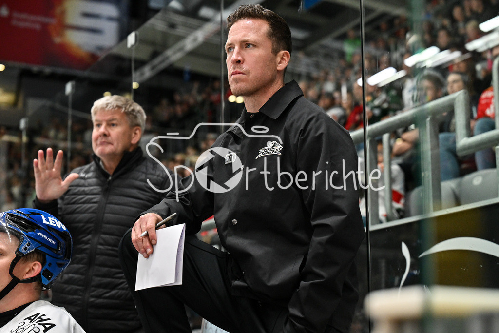 Augsburger Panther - Moser Medical Graz99ers | im Bild T. J. TREVELYAN (Augsburger Panther #24) auf der Bank der Panther / Testspiel: Augsburger Panther - Moser Medical Graz99ers; Curt Frenzel Stadion am 31.08.2025 / Einzelfoto / Freisteller