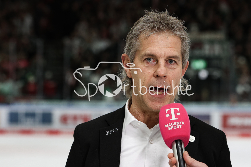 Augsburger Panther - EHC RB München | AEV Sportmanager Duanne MOESER beim Interview von Magenta Sport / MagentaSport