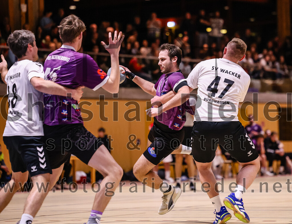 2025-02-15_094_SpVgg_Altenerding_gegen_SVW_Burghausen | Erding, Deutschland, 15.02.2025:Handball, Bezirksoberliga Männer 2024 / 2025, 16. Spieltag, SpVgg Altenerding gegen SVW Burghausen, Endergebnis: 32:31Thomas Reitmeier (SVW Burghausen, #18), Ferdinand Ewald (SpVgg Altenerding, #45), Simon Rüdiger (SpVgg Altenerding, #7), Christian Schreyer (SVW Burghausen, #47)Foto: Christian Riedel / fotografie-riedel.net
