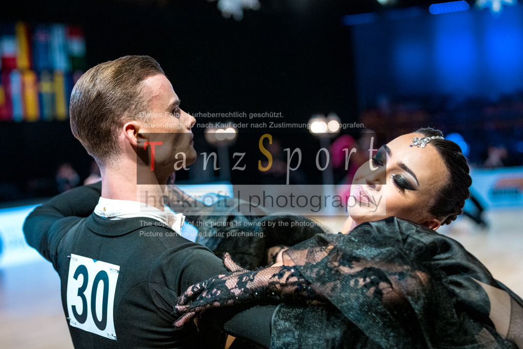 20251212_WDSF_World_Ch_Cup_RS-Std_1098-2 | Tanzsportbilder, Standardtanz, Lateintanz, WDSF, DTV, LTVB, dancecomp, goc, hessen tanzt, blaues band der spree, walzer, tango, wiener walzer, slowfox, quickstepp, samba, rumba, cha-cha-cha, paso doble. jive, hd-kroft photography, turniertanzsport