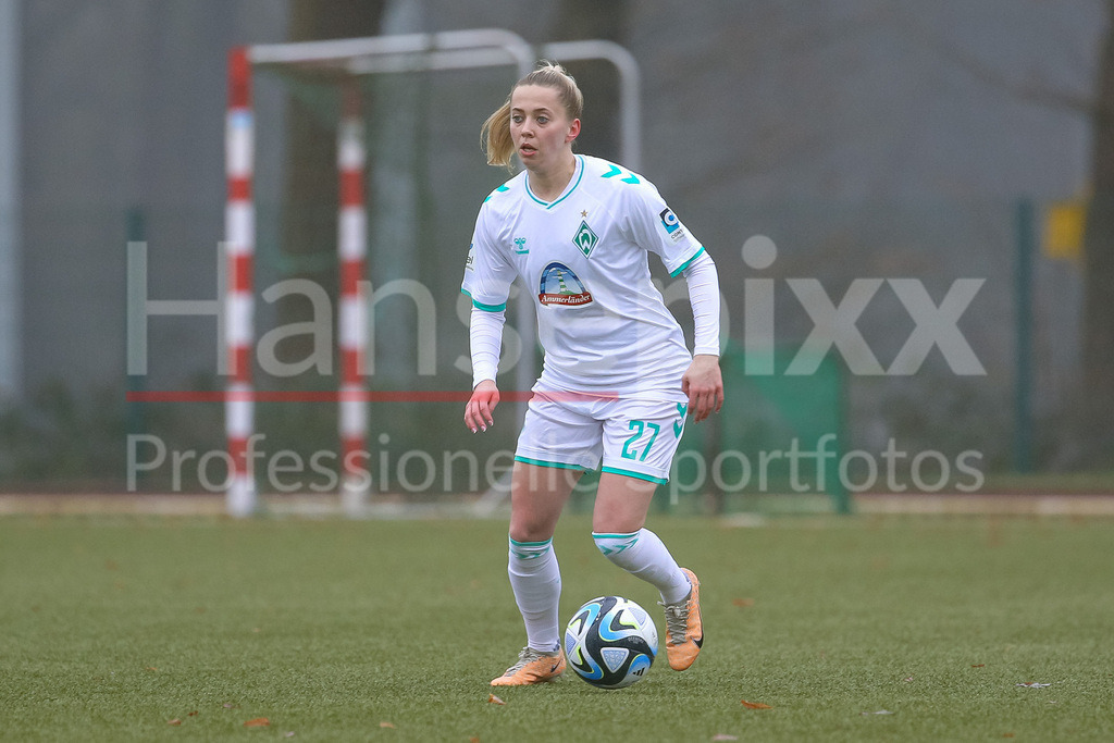 Fussball, Testspiel Frauen, SV Werder Bremen - FC Twente Enschede | v.li.: Nina Lührßen (SV Werder Bremen, 27) am Ball, Freisteller, Einzelbild, Ganzkörper, Aktion, Action, Spielszene