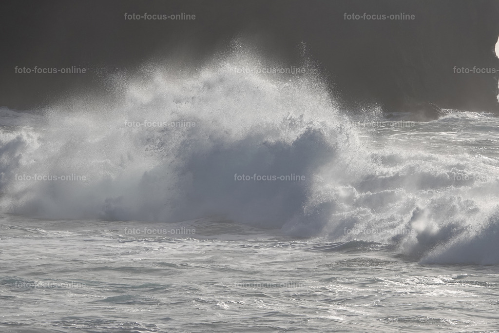 Battling waves | Large waves in the stormy Atlantic
