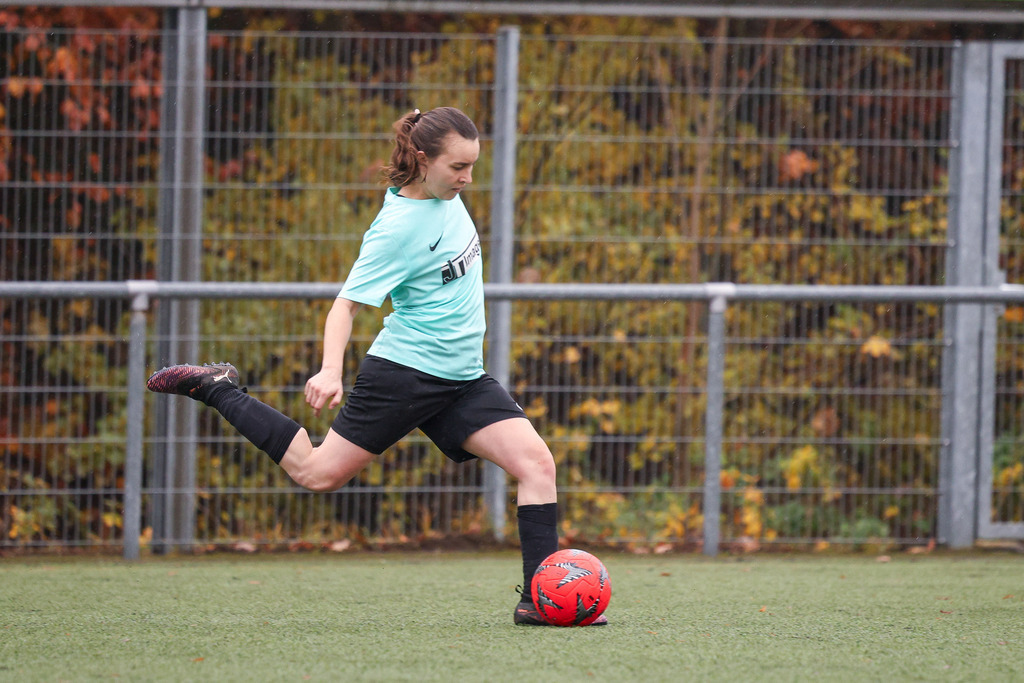 FCHWAS_251102_4024 | 1.FC Heidenheim 1846 II vs. SGM DJK-SV Wasseralfingen/Neuler, Fußball, Frauen, Bezirksliga, 2025/2026, 8. Spieltag, 02.11.2025 in Mergelstetten (Foto: Michael Bulling) - Realisiert mit Pictrs.com