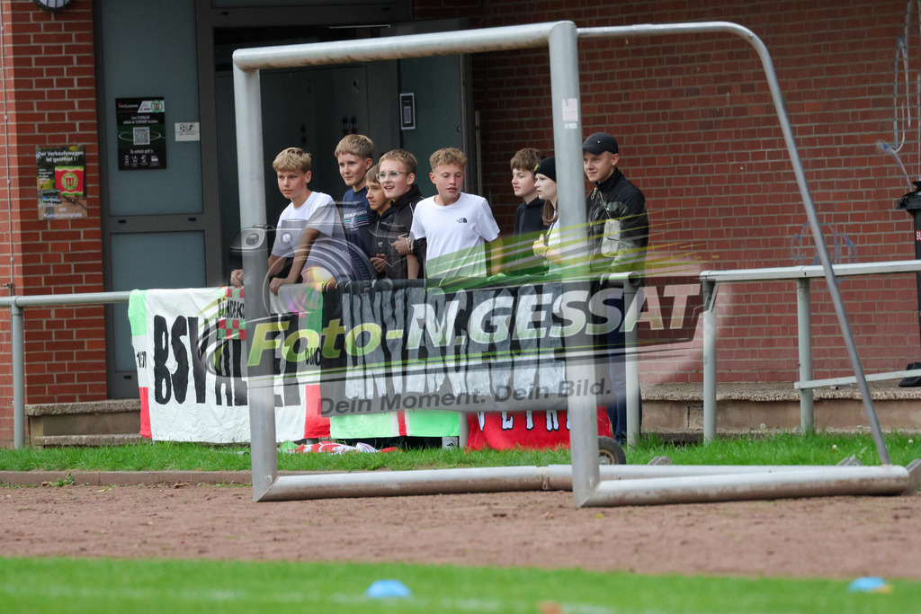 Bünder SV - VfL Holsen | Auf dem Bild zu sehen: Bünder SV: Anhänger ``BSV Boys´´ Bünder SV, VfL Holsen, Saison 26/27, Kreisliga A, Bünde, Deutschland - Realisiert mit Pictrs.com