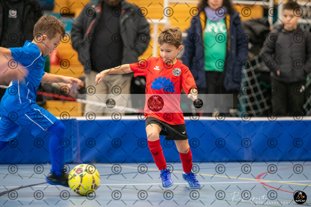 20241124_FCR-Hallenturnier-G_1_094 | Sport und Naturfotografie von Roberto Esposito zeigt echte Momente Bewegung und die Schönheit der Natur. Ausdrucksstarke Bilder schaffen Emotionen.