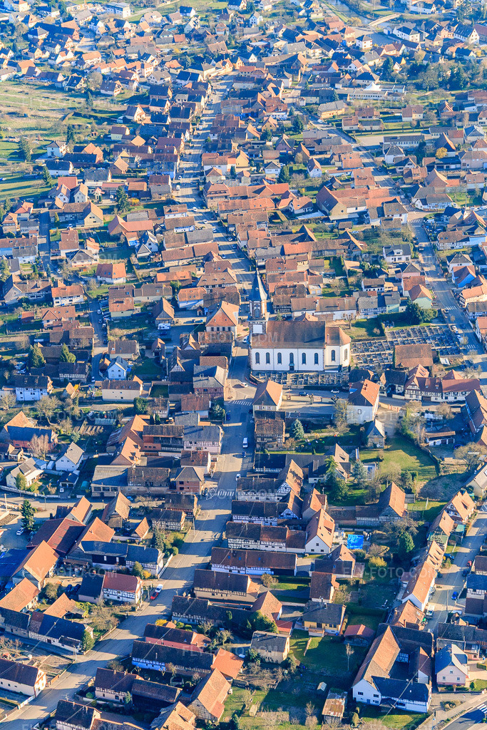 Aerial view: Rue de la Dîme from the north with Presbytère Catholique in Bietlenheim in the state Bas-Rhin, France. – Photo: IMG_097651.jpg taken on 03/16/2017 by Werner Riehm/FLY-FOTO.com – Resolution of the original: 3462 x 5194 px – Bulletin Paroissial