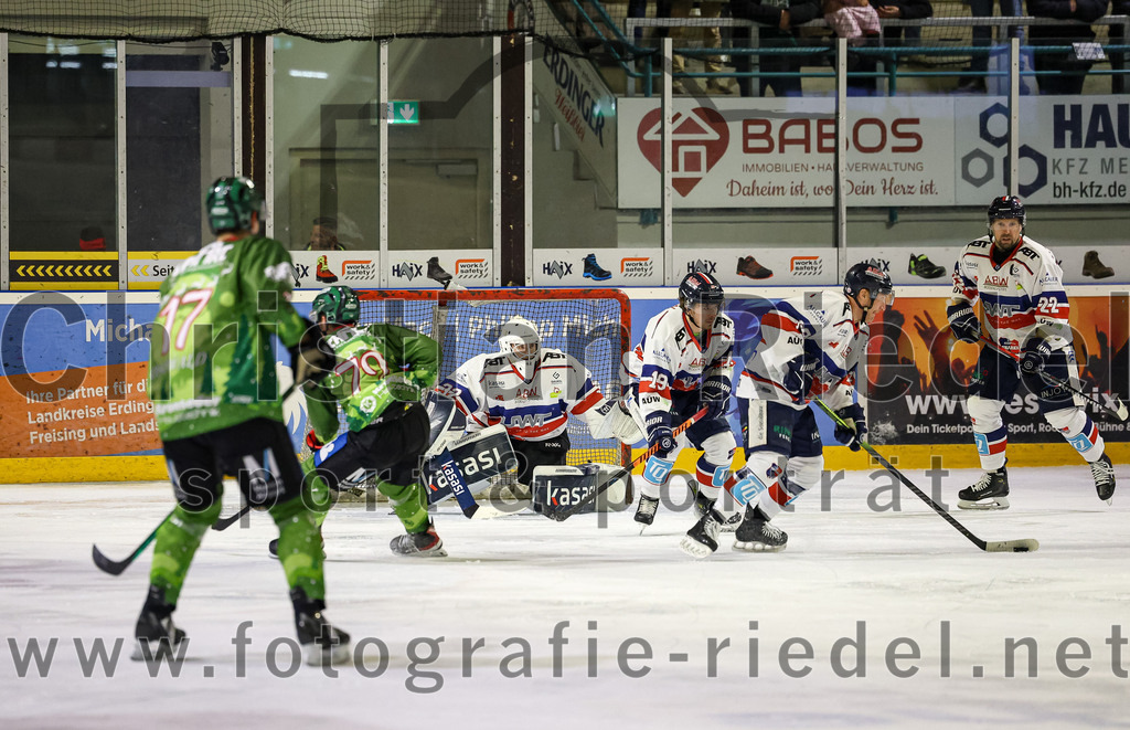 2023-12-17_018_TSV_Erding_gegen_ESC_Kempten | Erding, Deutschland, 17.12.2023:
Eishockey, Bayernliga Vorrunde 2023 / 2024, 18. Spieltag, TSV Erding gegen ESC Kempten, Endergebnis: 5:1

Torwart Luca Mayer (ESC Kempten, #32), Maximilian Miller (ESC Kempten, #19)

Foto: Christian Riedel / fotografie-riedel.net