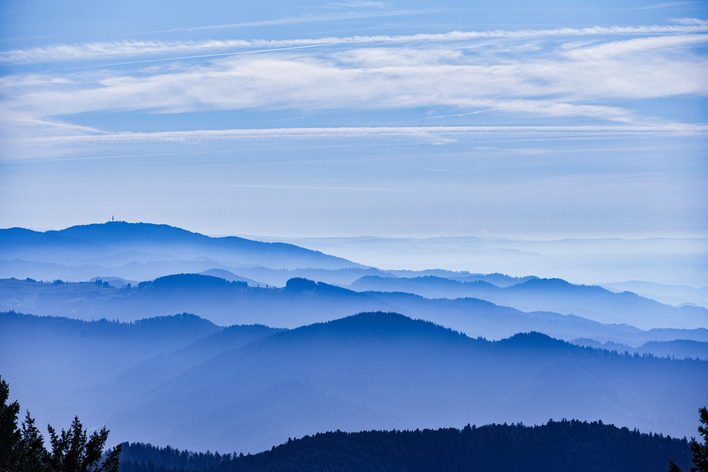 Von den Blauen Bergen kommen wir.... | 50 shades of blue, ausblich von Kandel zum Blauen im Schwarzwald - Realisiert mit Pictrs.com