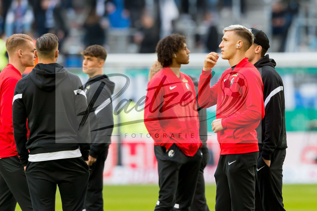 HSVSCF20220419_017 | Fussball, Herren: . Spieler von SC Freiburg schauen beim DFB-Pokal-Halbfinalspiel zwischen Hamburger SV und SC Freiburg im Volksparkstadion am 19.04.2022 in Hamburg, Deutschland.DFB / DFL REGULATIONS PROHIBIT ANY USE OF PHOTOGRAPHS AS IMAGE SEQUENCES AND/OR QUASI-VIDEO. - Realisiert mit Pictrs.com