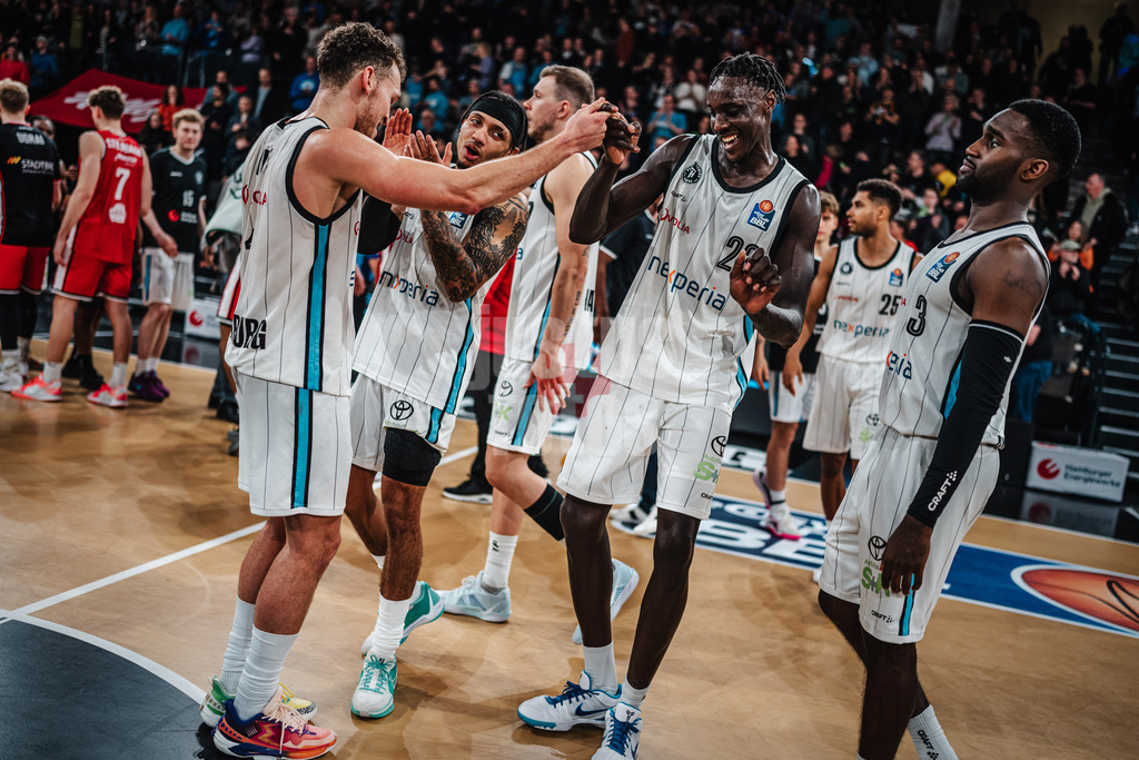 Basketball | Männer | Saison 2024/2025 | easyCredit Basketball Bundesliga | 18. Spieltag | Veolia Towers Hamburg vs. FIT/One Würzburg Baskets | 26.01.2025 | v.l. Brae Ivey (#1, Veolia Towers Hamburg) und Kur Kuath (#23, Veolia Towers Hamburg)