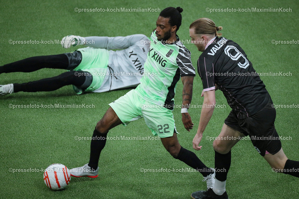 DueBL08042401012 | 08.04.2024, Düsseldorf, Fußball, Baller League, PSD Bank Dome, Final Four, Halbfinale Calcio Berlin - Las Ligas Ladies:  Kodjovi Koussou (Las Ligas Ladies, #22) gegen Niklas Valerius (Calcio Berlin) Zweikampf