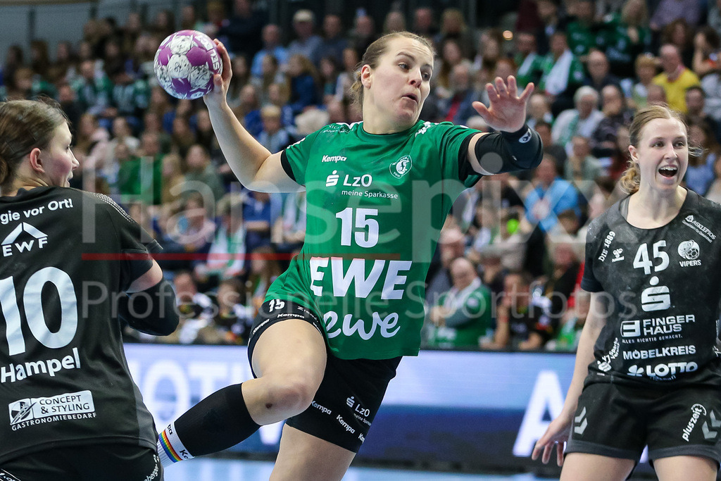 Handball, Bundesliga Frauen, VfL Oldenburg - HSG Bad Wildungen Vipers | v.li.: Merle Carstensen (VfL Oldenburg, 15) beim Wurf, am Ball, Spielszene, Aktion, Action