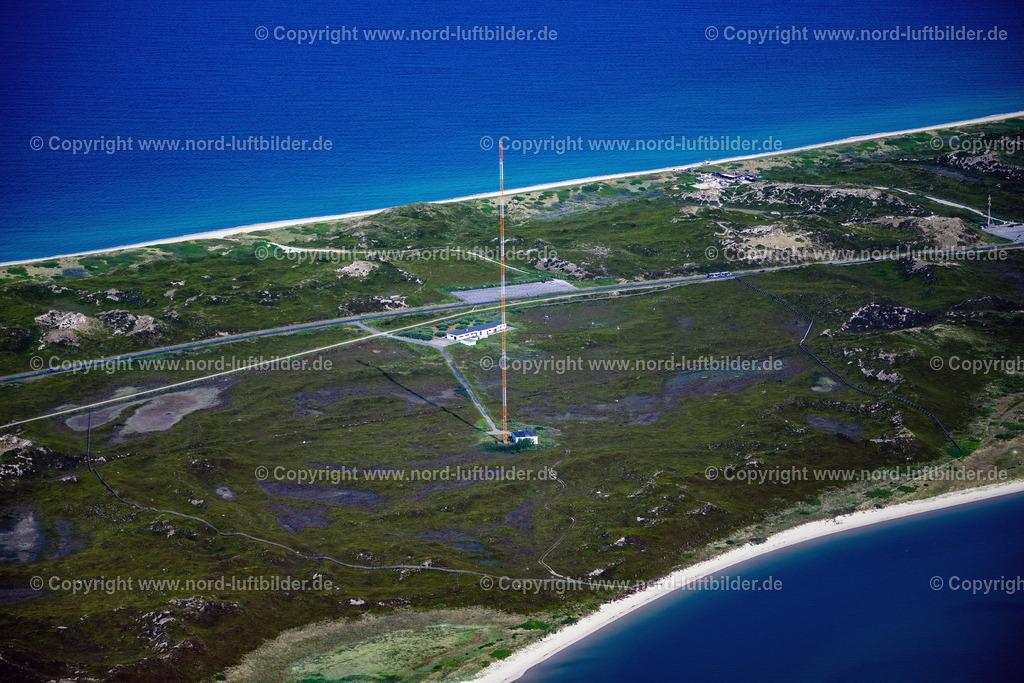 Sylt_Rantum_Fernmeldeturm_ELS_9333210625 | SYLT 21.06.2025 Funkturm und Sendeanlage als Grundnetzsender Loran C Station in Sylt im Bundesland Schleswig-Holstein, Deutschland. // Funkturm and transmission system as basic network transmitter Loran C Station in Sylt in the state Schleswig-Holstein, Germany. Foto: Martin Elsen