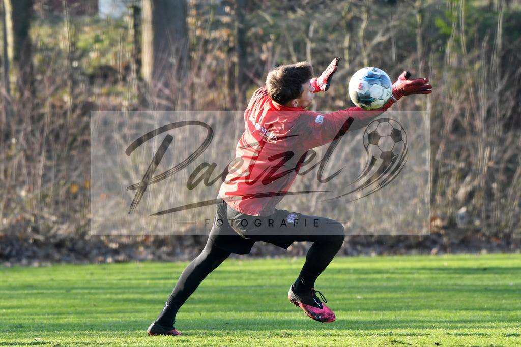 20200207_TRAOSN_0121 | Fußball, Herren: Torhueter Nils Koerber (VfL Osnabrueck) in Aktion, am Ball, Einzelaktion waehrend der Trainingseinheit des VfL Osnabrueck im Sportpark Illoshoehe am 07.02.2020 in Osnabrueck, Deutschland. - Realisiert mit Pictrs.com