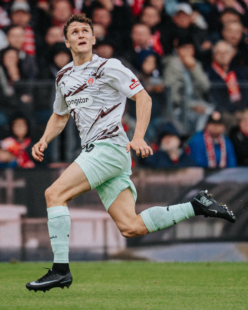 FCSP_YD-05833 | Der offizielle Shop für FC St. Pauli Fotos. Wähle aus Spielszenen & Fanmomenten dein FCSP Wunschformat. Wir liefern Millerntor-Atmosphäre.