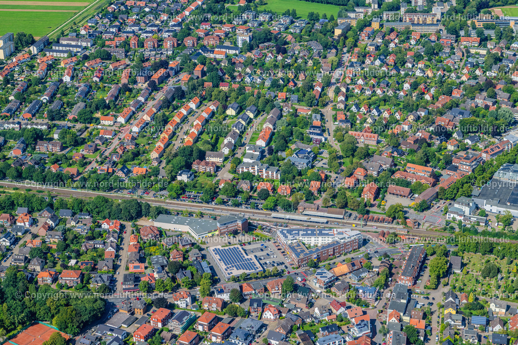 Buxtehude_Bahnhof_ELS_4063220823 | BUXTEHUDE 22.08.2023 Gleisverlauf und Bahnhofsgebäude der Deutschen Bahn in Buxtehude im Bundesland Niedersachsen, Deutschland. // Station railway building of the Deutsche Bahn in Buxtehude in the state Lower Saxony, Germany. Foto: Martin Elsen