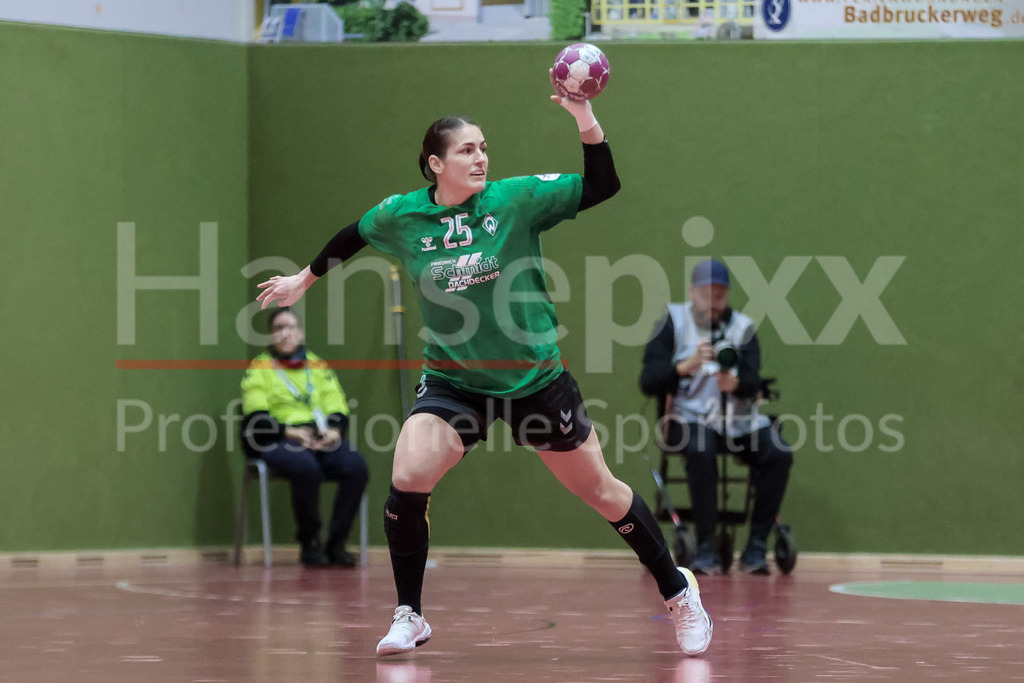 Handball, 2. Bundesliga Frauen, SV Werder Bremen - TSG 1846 Mainz-Bretzenheim | v.li.: Anna Lena Bergmann (SV Werder Bremen, 25) am Ball, Spielszene, Aktion, Action