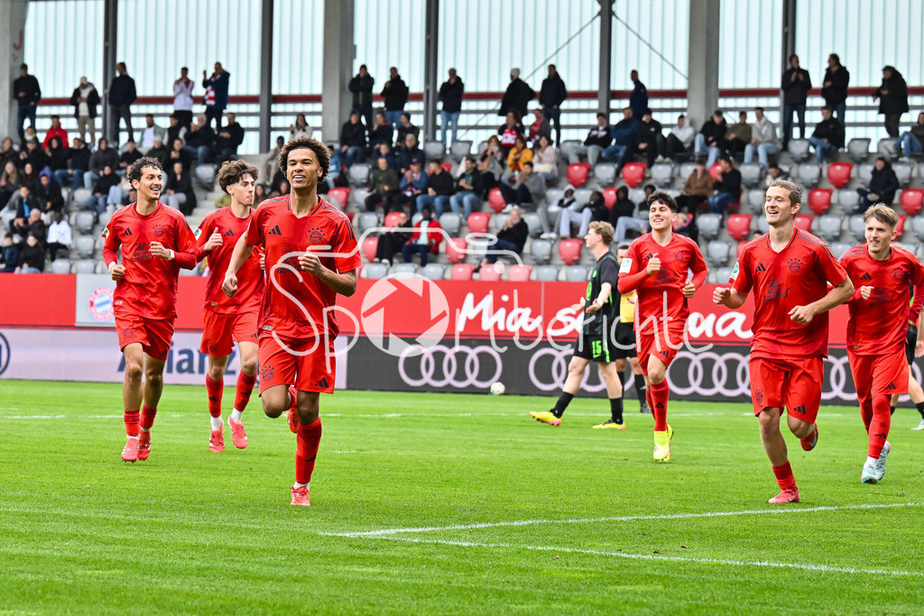 FC Bayern München U19 - VfL Wolfsburg U19 | Jubel der Bayern nach dem Treffer zum 1-0 durch Sadiki CHEMWOR (FC Bayern U19 #15) / Tor / Torschuetze / Freude / Happy / U19 DFB Nachwuchsliga Endrunde: FC Bayern Muenchen - VfL Wolfsburg, FC Bayern Campus am 26.04.2025