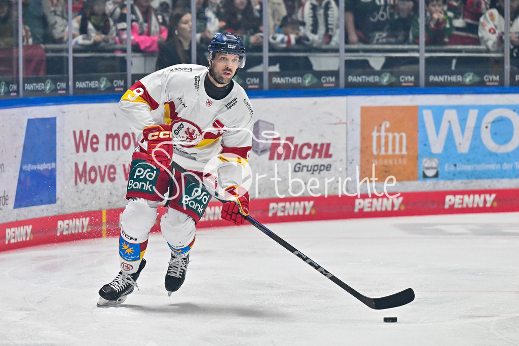 Augsburger Panther - Düsseldorfer EG | am Puck Rick SCHOFIELD (Duessedorfer EG 9) / Einzelfoto / Freisteller / DEL: Augsburger Panther - Duesseldorfer EG, Curt Frenzel Stadion am 04.03.2025