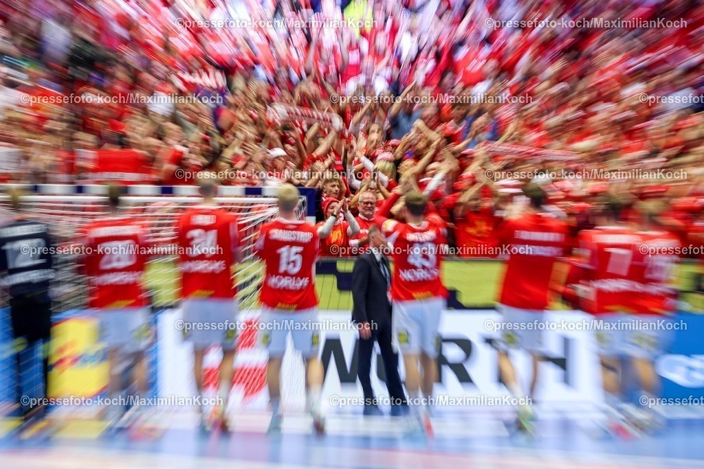 EHF24012602148 | 24.01.2026, Handball, Men's EHF EURO 2026, Dänemark -Spanien, Jyske Bank Boxen in Herning, Dänemark, Main Round: Abschlussjubel nach dem Sieg Dänemarks gegen Spanien. Dynamic Feature of the Spectators on the grandstand
