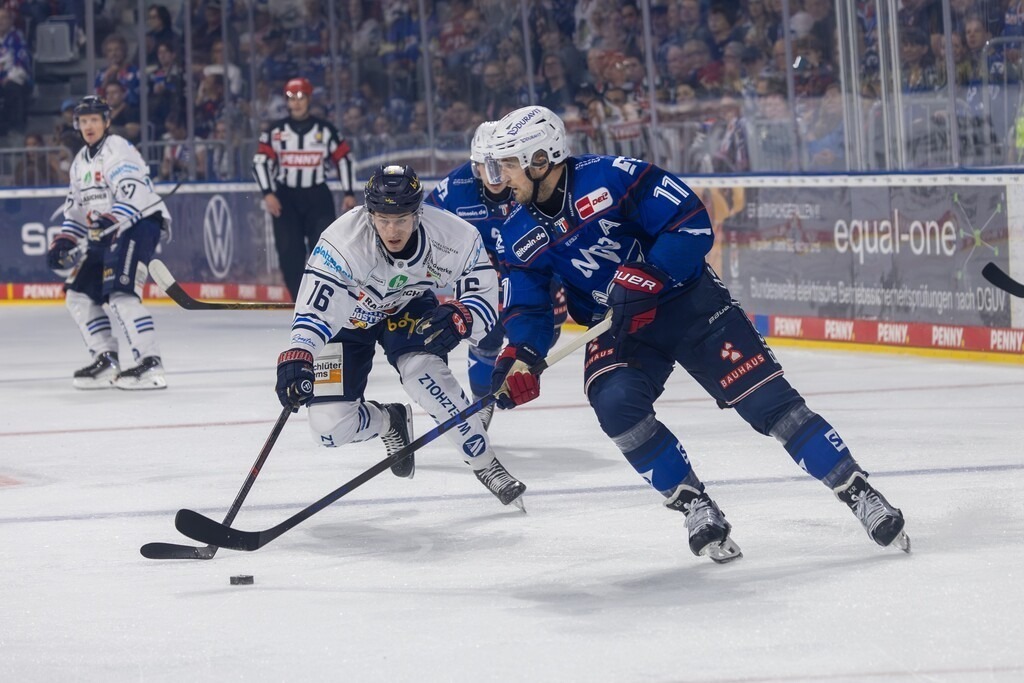 DEL, Deutsche Eishockey Liga Saison 2026/27, 5. Spieltag: Adler Mannheim gegen Iserlohn Roosters | DEL, Deutsche Eishockey Liga Saison 2026/27, 5. Spieltag: Adler Mannheim gegen Iserlohn Roosters / Am Puck: Kristian Reichel (11, Mannheim) - Realisiert mit Pictrs.com