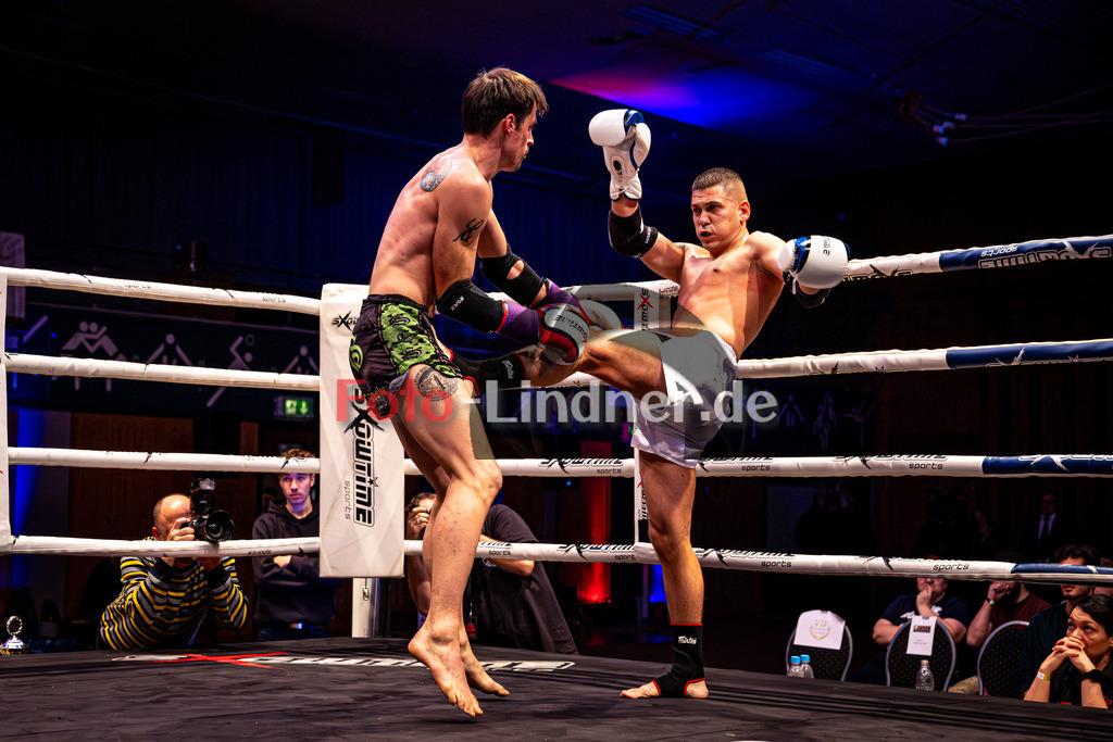 Arnold Markovic(White Tiger) blau gegen Benjamin Radult 34j (SCS Mun) rot | MFA Fight Night MT bis 67kg Kampf 11, Arnold Markovic(White Tiger) blau gegen Benjamin Radult 34j (SCS Mun) rot, 20251108,,2025-11-08 in Penzberg (Wellenberghalle Penzberg), Copyright: WolfgangxLindner www.foto-lindner.de