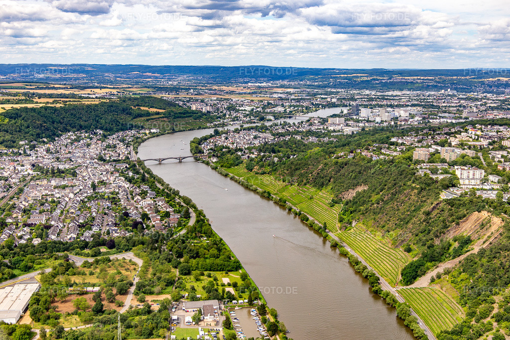 Luftbild: Gülser Brücke über die Mosel von Süden im Ortsteil Güls in Koblenz im Bundesland Rheinland-Pfalz in Deutschland. Foto: IMG_142102.jpg vom 07.07.2024 durch Werner Riehm/FLY-FOTO.de