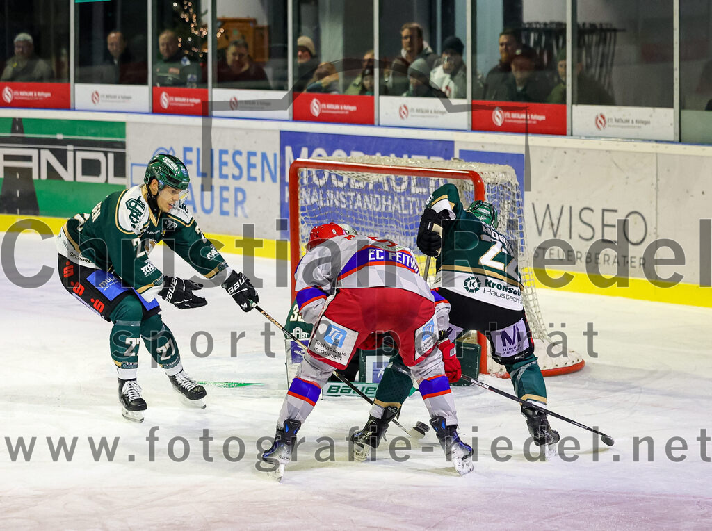 2025-11-30_082_TSV_Erding_gegen_EC_Peiting | Erding, Deutschland, 30.11.2025:Eishockey, Oberliga Süd 2025 / 2026, 22. Spieltag, TSV Erding gegen EC Peiting, Endergebnis: 5:1Mark Waldhausen (Erding Gladiators, #27), Justin Maylan (EC Peiting, #9), Grady Hobbs (Erding Gladiators, #22)Foto: Christian Riedel / fotografie-riedel.net