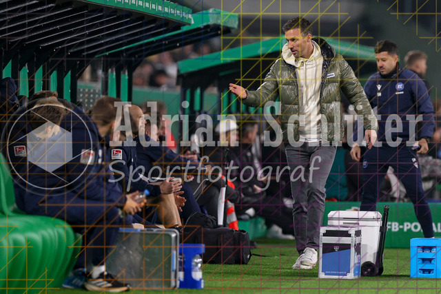 Borussia Mönchengladbach vs Karlsruher SC - DFB-Pokal 2. Runde | Mönchengladbach, Deutschland, 28.10.25:   Trainer Christian Eichner gestikuliert, Gestik waehrend des Spiels der DFB-Pokal 2. Runde zwischen Borussia Mönchengladbach vs Karlsruher SC im Stadion im Borussia Park(Foto von Brauer-Fotoagentur / Adrian Schlueter)