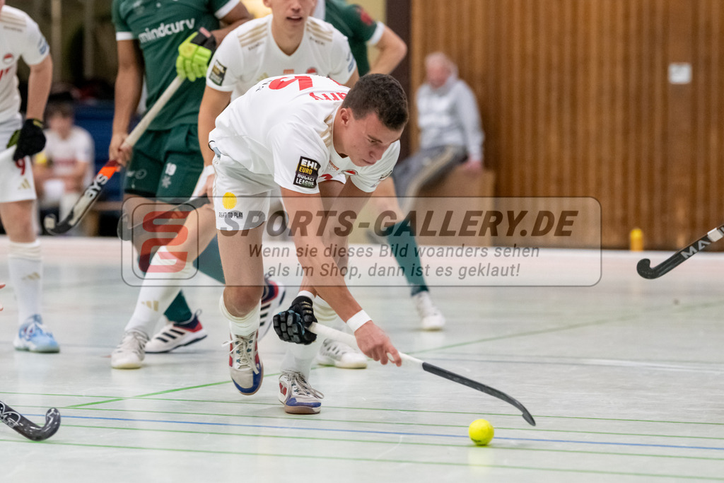 SFE_20240113_0013 | Mülheim, Deutschland, 13.01.2024: Aaron Flatten (Rot-Weiss Köln) in Aktion waehrend des Spiels der Halle 1. Bundesliga Herren zwischen Uhlenhorst Mülheim vs Rot-Weiss Köln im Sporthalle Lehnerstr. (HTCU) am 13.01.2024 in Mülheim, Deutschland. (Foto von Stephan Fehrmann)

Mülheim, Germany, 13.01.2024: Aaron Flatten (Rot-Weiss Köln) in action during the game of Halle 1. Bundesliga Herren between Uhlenhorst Mülheim vs Rot-Weiss Köln in Sporthalle Lehnerstr. (HTCU) at 13.01.2024 in Mülheim, Deutschland. (Foto von Stephan Fehrmann)