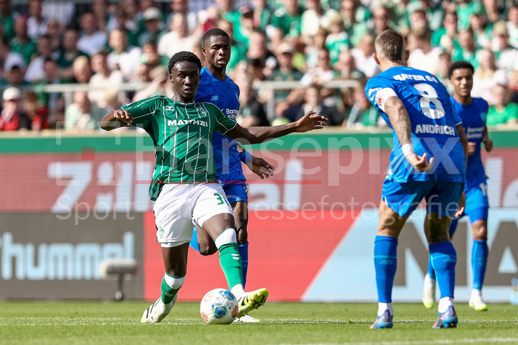 Fussball, Bundesliga, SV Werder Bremen - Bayer 04 Leverkusen | Karim Coulibaly (SV Werder Bremen, 31) am Ball, Einzelbild, Ganzkörper, Aktion, Action, Spielszene, DIE DFL-RICHTLINIEN UNTERSAGEN JEGLICHE NUTZUNG VON FOTOS ALS SEQUENZBILDER UND/ODER VIDEOÄHNLICHE FOTOSTRECKEN. DFL REGULATIONS PROHIBIT ANY USE OF PHOTOGRAPHS AS IMAGE SEQUENCES AND/OR QUASI-VIDEO.