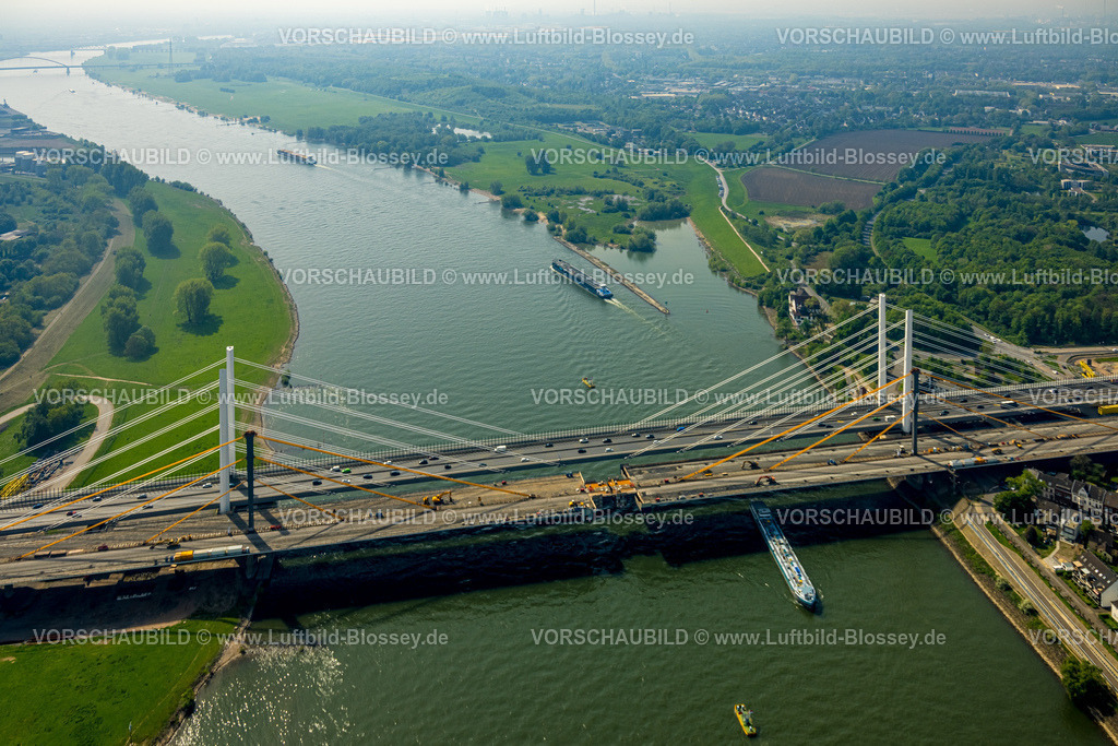 Duisburg240500718 | Luftbild, A40 Rheinbrücke Duisburg Neuenkamp und Fluss Rhein mit Binnenschifffahrt Lastschiffe, Baustelle für Erweiterung der Autobahn A40 inklusive Ersatzneubau, Alt-Homberg, Duisburg, Ruhrgebiet, Nordrhein-Westfalen, Deutschland