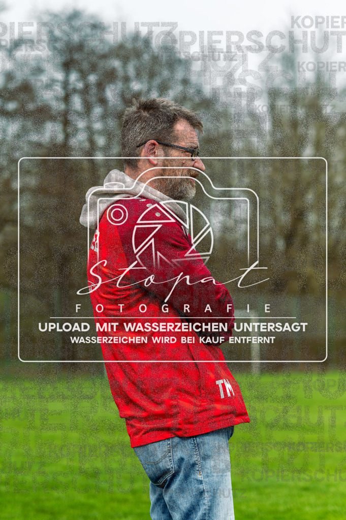 FGFSSCT-1032 | Tobias Mohr (SC Tewel - Trainer) beim Herren Kreisliga HK Spiel zwischen FG Fulde-Stellichte und SC Tewel im Lehrdestadion, Stellichte (Simon Paul Stopat) - Realisiert mit Pictrs.com