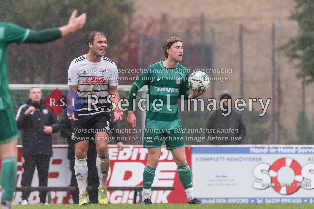 RS-1-014428 | Marwin Miljic (#11, Reinfeld) beschwert sich über die aggressive Spielweise, daneben hält Meiko Werner (#15, Neumünster) den Ball für einen Einwurf