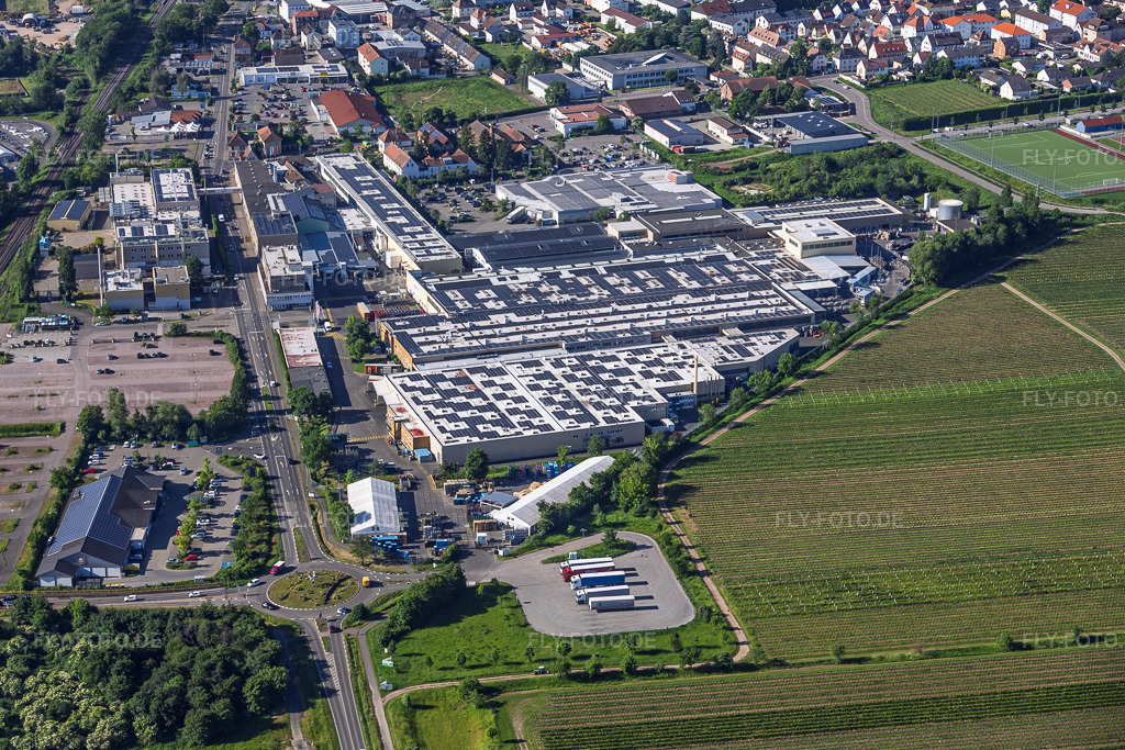 Luftbild: Tenneco GmbH aus Norden in Maikammer im Bundesland Rheinland-Pfalz in Deutschland.Foto: IMG_156886.jpg vom 23.05.2026 durch Werner Riehm/FLY-FOTO.deAuflösung des Originals: 5810 x 3873 pxTenneco - Cleaner, More Efficient and Reliable Performance | Tenneco