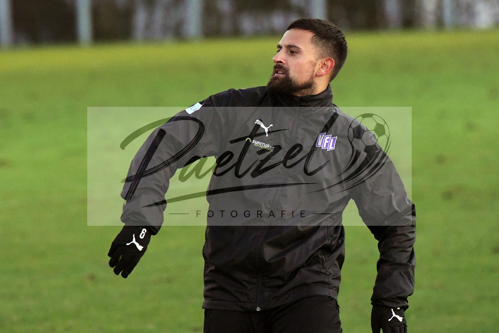 20200121_TRAOSN_0079 | Fußball, Herren: Marcos Alvarez (VfL Osnabrück) schaut beim Training des VfL Osnabrück am 21.01.2020 im Sportpark Illoshöhe in Osnabrück, Deutschland.(Foto von Nico Paetzel) - Realisiert mit Pictrs.com