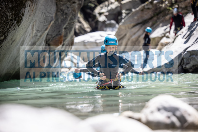 2022_08_22_mountainsports_Actionweek_Canyoing_highres (13 von 58) Kopie 2 | Bestelle die Bilder deines Berg- oder Wasser-Abenteuers mit Mountain Sports bequem von zu Hause aus direkt über unseren Online Fotoshop von pictrs.com. - Realisiert mit Pictrs.com