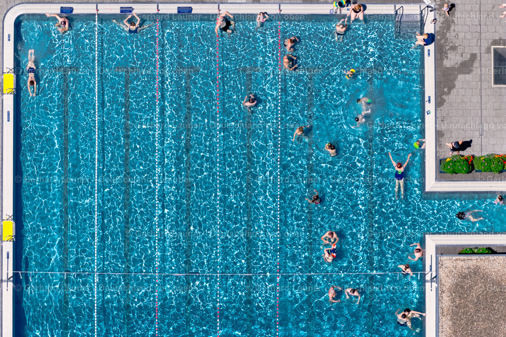 4031599 | WASSERBURG (BODENSEE) 12.06.2020 Strandbad Aquamarin Wasserburg mit Badegästen in Wasserburg (Bodensee) am Bodensee im Bundesland Bayern, Deutschland. // Shore areas of the lido Aquamarin Wasserburg with bathers in Wasserburg (Bodensee) on Lake Constance in the state Bavaria, Germany. Foto: Gerhard Launer