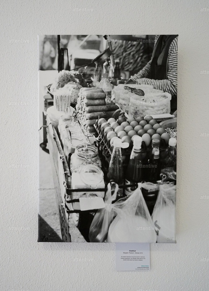 Streetfood - 60 x 40 x 4 cm | Bestellbare Fotokunst von Melanie Stiebich: Analoge Schwarzweißbilder & digitale Farbwelten – als hochwertige Drucke für dein Zuhause. - Realisiert mit Pictrs.com