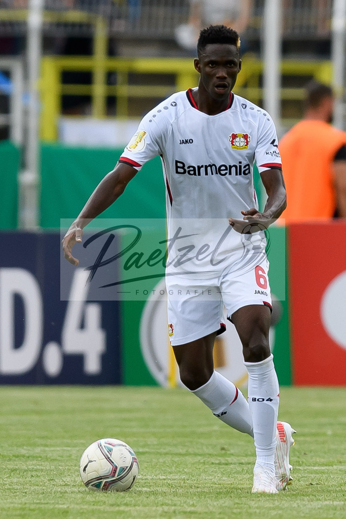LLELEV20210807_172 | Fussball, Herren: Odilon Kossounou (Bayer 04 Leverkusen) in Aktion, am Ball, Einzelaktion beim Spiel der 1. Runde im DFB-Pokal zwischen 1. FC Lokomotive Leipzig und Bayer 04 Leverkusen im Bruno-Plache-Stadion am 07.08.2021 in Leipzig, Deutschland.DFB / DFL REGULATIONS PROHIBIT ANY USE OF PHOTOGRAPHS AS IMAGE SEQUENCES AND/OR QUASI-VIDEO. - Realisiert mit Pictrs.com